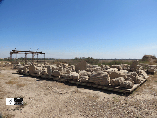 بازمانده های ستون های سنگی شکسته شده کاخ آپادانای شوش